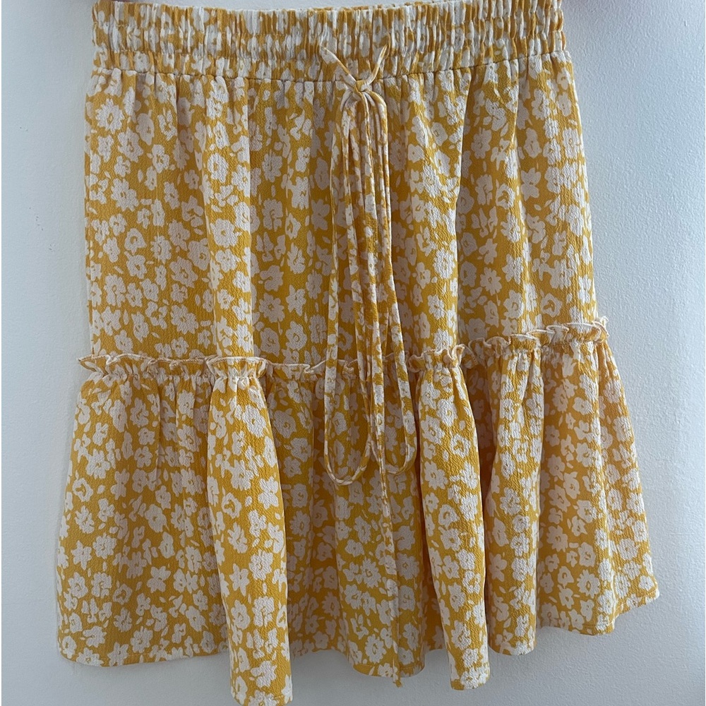 yellow and white adjustable flower skirt